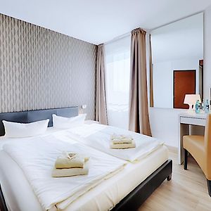 Zimmer mit Kingsize-Bett