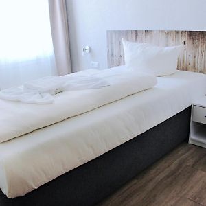 Zimmer mit Kingsize-Bett